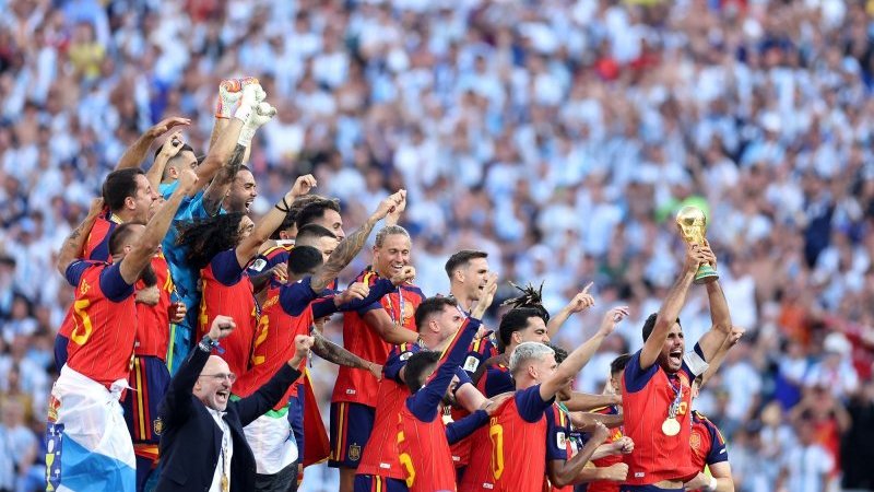 FIFAワールドカップ2026】スペインの主将ロドリが、優勝トロフィーを
